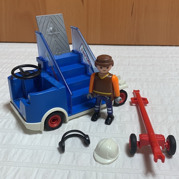 Passenger Boarding Stairs by Playmobil - Airport Service Crew - Picture 9 of 11